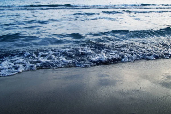 Deniz, plaj ve dalgalar. — Stok fotoğraf