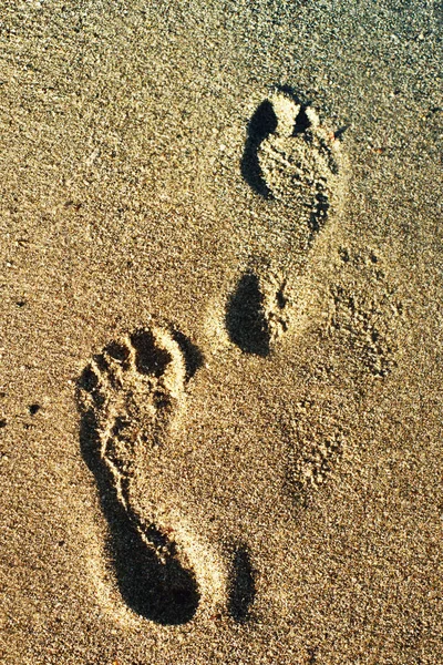 Traces des jambes sur le sable sur la plage . — Photo