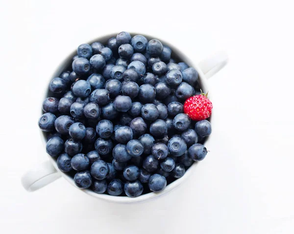 Färska blåbär i en kopp — Stockfoto