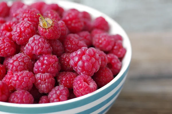 그릇에 딸기의 달콤한 열매 — 스톡 사진
