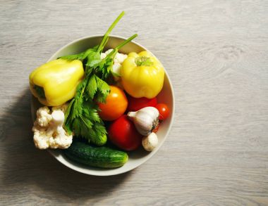 Bir plaka üzerinde bir tablo ahşap yüzeyine üzerinde taze sebze