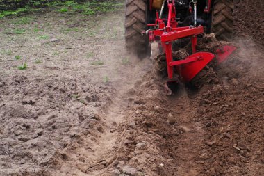 Traktör alanında toprak pulluk