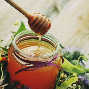 Bir cam kavanoz ve melliferous çiçekler tatlım 