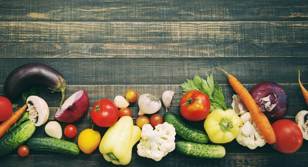 Ahşap bir masa yüzeyine taze sebze