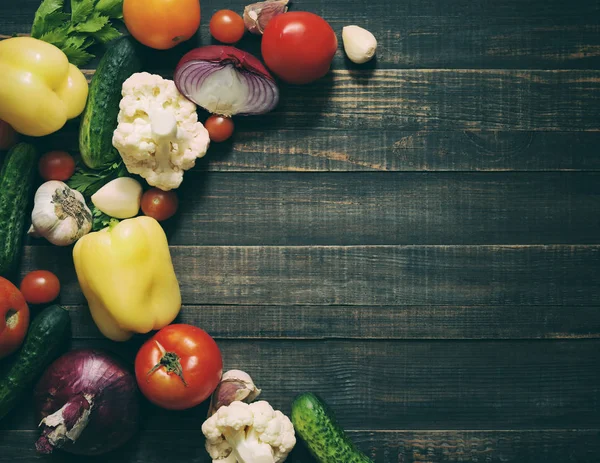 Ahşap bir masa yüzeyine taze sebze