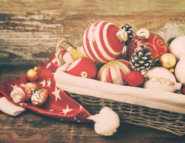 Cam Noel ağacı süsleme sepet içinde.