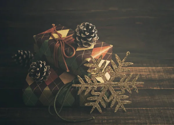 Різдвяні подарунки. Святкові коробки в барвистому папері на дерев'яному тлі в вінтажному кольорі . — стокове фото