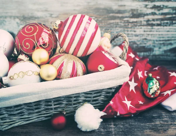 Decoraciones de árbol de Navidad de vidrio en una cesta . — Foto de Stock