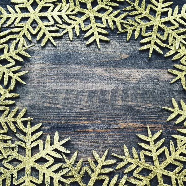 Fondo di legno di Natale con fiocchi di neve decorativi — Foto Stock