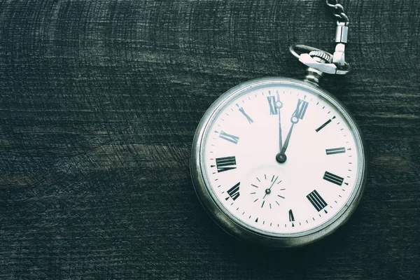  Eski cep saati ile saat-saat 23:55 üzerinde