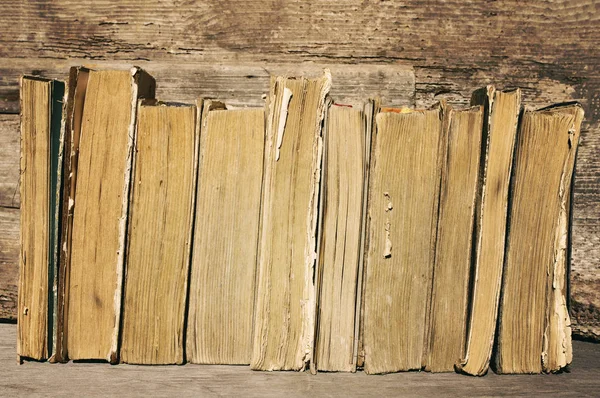 Halom régi könyvek, a fából készült háttér — Stock Fotó