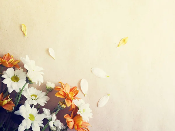 Krizantém Egy Papíron Felülnézet Fehér Narancssárga Virágok Másolja Hely Tavaszi — Stock Fotó