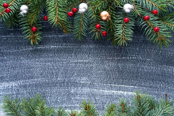 Vánoční Zimní Pozadí Vánoční Přání Jedlové Větve Prázdninové Dekorace Tmavém — Stock fotografie