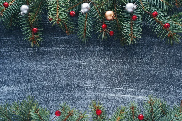 クリスマスの冬の背景 クリスマスカード 暗い背景でのフェアブランチと休日の装飾 テキストのためのスペースとトップビュー — ストック写真