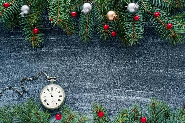 Weihnachten Winter Hintergrund Weihnachtskarte Tannenzweige Feiertagsdekoration Und Eine Alte Taschenuhr — Stockfoto