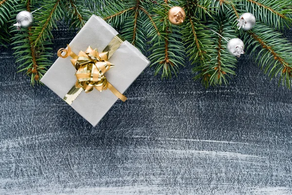 圣诞节背景 圣诞卡 冷杉枝 假日装饰品和礼物或深色背景的礼品盒 顶部有文字空间 — 图库照片