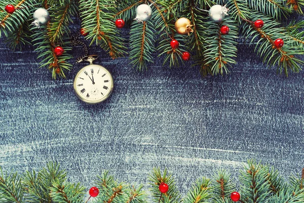 クリスマスの冬の背景 クリスマスカード 休日の装飾や暗い背景に古いポケットウォッチのフェアブランチ テキストのためのスペースとトップビュー — ストック写真