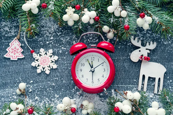 Vánoční Zimní Pozadí Vánoční Přání Jedle Větve Prázdninové Výzdobě Červené — Stock fotografie