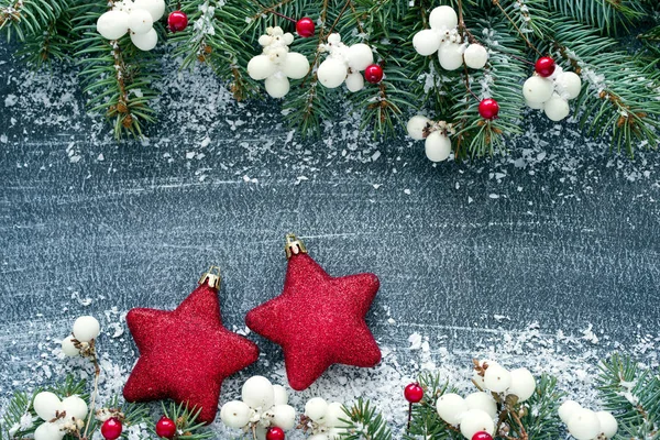 クリスマスの冬の背景 クリスマスカード 暗い背景での枝や休日の装飾 トップビュー — ストック写真