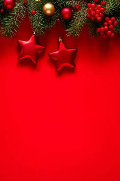 赤を背景にした枝や休日の装飾 テキストのためのスペースのあるトップビュー クリスマスの冬の背景 クリスマスカード — ストック写真