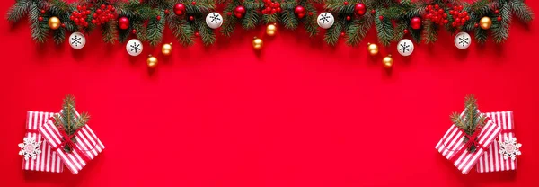 Ramas Abeto Navidad Cajas Regalo Decoraciones Navideñas Sobre Fondo Rojo — Foto de Stock