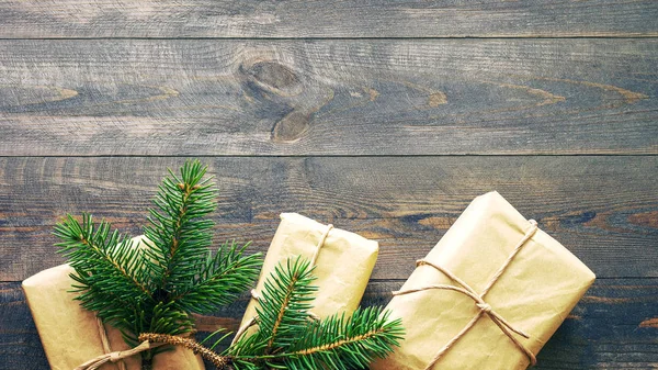 Різдвяна Листівка Подарункові Або Поточні Коробки Дерев Яному Тлі Вид — стокове фото