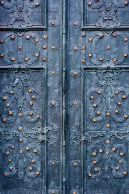 Eski mavi metal kapı, yakın plan.