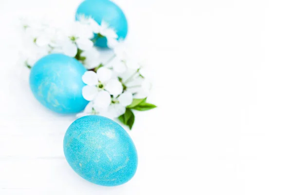 Sfondo Pasquale Uova Pasqua Blu Fiori Bianchi Primaverili Sfondo Bianco — Foto Stock