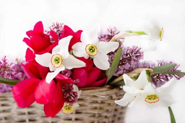 Ramo Flores Primavera Una Canasta Sobre Fondo Claro Enfoque Suave — Foto de Stock