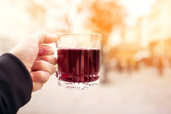 Copa Vidrio Con Vino Caliente Con Especias Una Mano Femenina —  Fotos de Stock