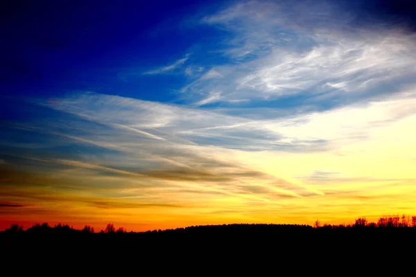 Вечерние цвета неба — стоковое фото