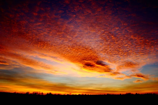 Вечерние цвета неба — стоковое фото