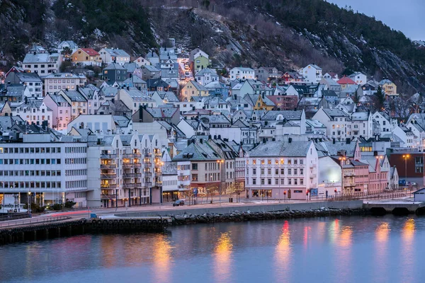 Norveç, Aalesund kasabasının güzel bir günbatımı fotoğrafı. Bu fotoğraf bir tekneden çekilmiş..