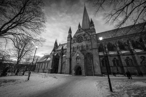 Ett Vidvinkel Svartvitt Fotografi Nidaros Katedral Norge Med Dramatisk Himmel — Stockfoto