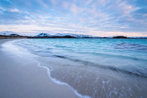ノルウェーのソマロイで嵐のような曇りの日にビーチで波がクラッシュする — ストック写真