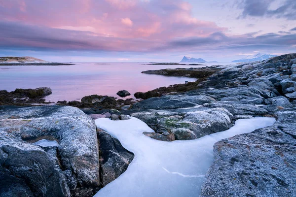 ノルウェー ソマロイの小さな漁村で日の出に撮影された早朝の風景 — ストック写真