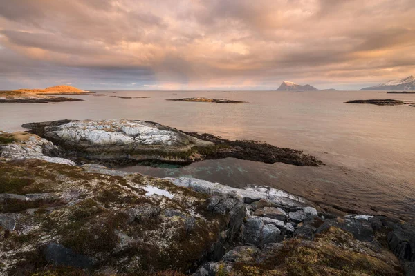 ノルウェー ソマロイの小さな漁村で日の出に撮影された早朝の風景 — ストック写真