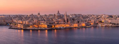 Valletta şehrinin güzel bir panoramiği, Malta, şafak söktükten sonra çekildi..