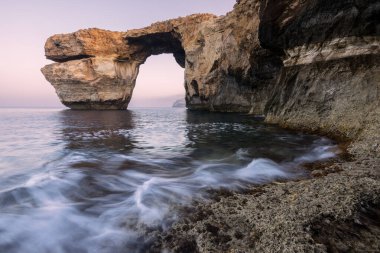 Sabahın erken saatlerinde Malta 'nın Gozo adasındaki gök taşı kemerinin güzel bir fotoğrafı..