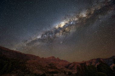 Güney Afrika 'daki dramatik Drakensberg sıradağları üzerinde yükselen galaktik merkezin büyülü bir gece gökyüzü fotoğrafı..