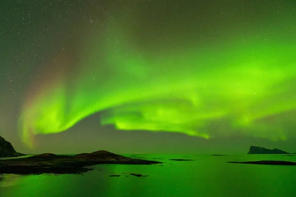 Norveç, Sommaroy 'da küçük bir balıkçı köyünde güzel bir Northern Light sergisi.