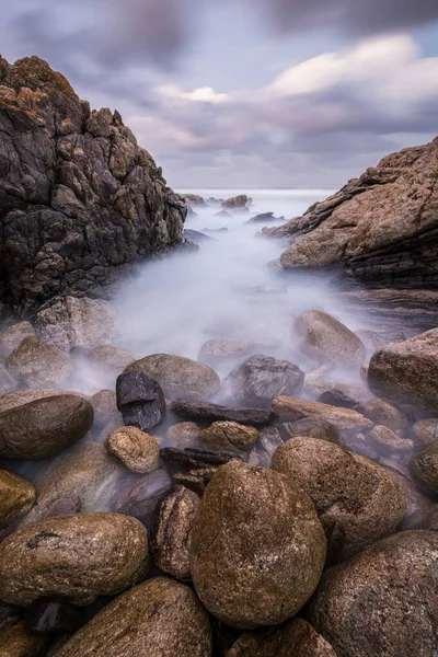 Una Fotografía Vertical Del Paisaje Del Atardecer Olas Brumosas Estrellándose —  Fotos de Stock