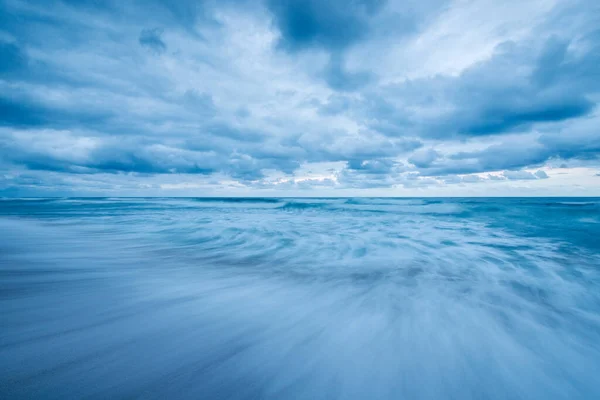 Bellissimo Paesaggio Marino Preso Una Giornata Nuvolosa Vicino Alla Spiaggia — Foto Stock