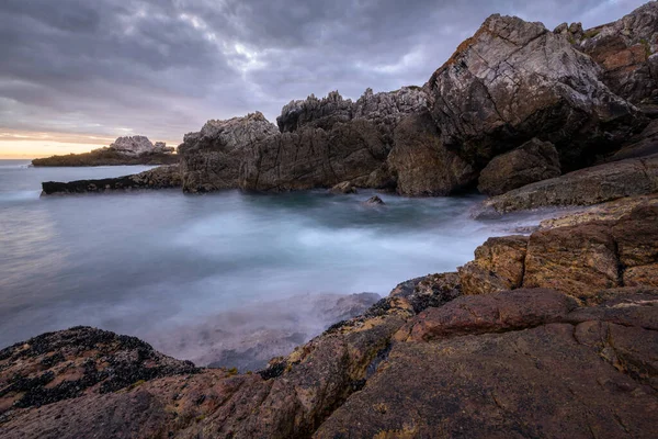 Günbatımından sonraki fırtınalı bir günde Hermanus, Güney Afrika 'da güzel bir deniz manzarası çekildi..