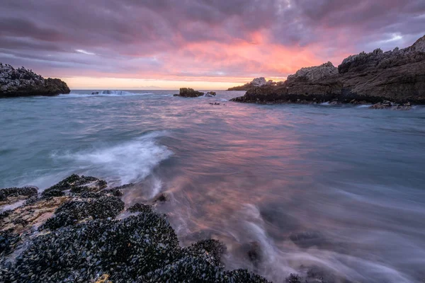 Piękny Złoty Wczesnowieczorny Krajobraz Morski Sfotografowany Burzliwy Dzień Zachodzie Słońca — Zdjęcie stockowe