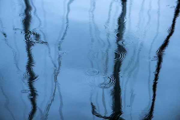 英国湖面的一个抽象的近景 带着有趣的倒影和雨滴打在水面上 — 图库照片