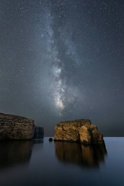 Malta 'nın Gozo adasındaki Dwejra Körfezi' nin güzel bir dikey Samanyolu gökyüzü fotoğrafı..