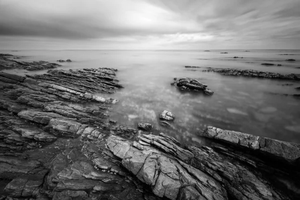 Černá Bílá Dlouhá Expozice Moře Pohybujících Mraků Vln Vytváří Krásnou — Stock fotografie