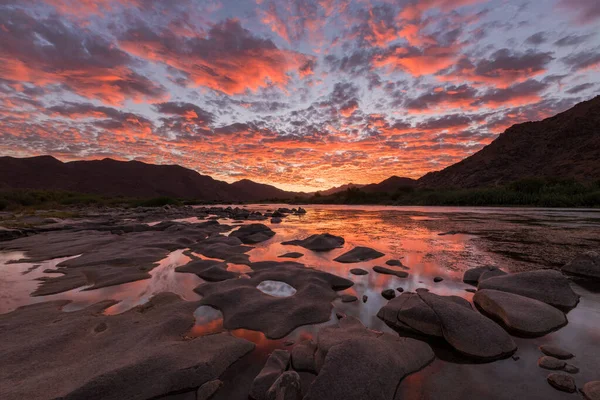 山の上の黄金の夕日とオレンジ川の穏やかな水の美しい風景 空に劇的なオレンジ色の雲と リッチターズベルト国立公園で撮影 南アフリカ — ストック写真