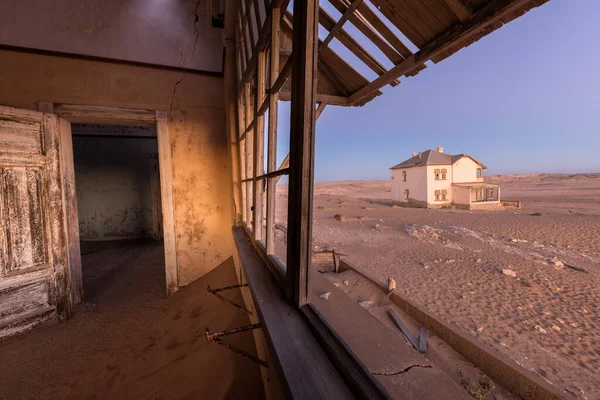 Ein Foto Einem Verlassenen Haus Nach Sonnenuntergang Mit Wüstensand Und — Stockfoto